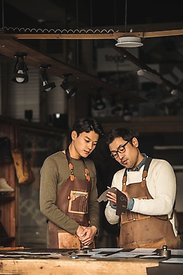 포토 JPG 직업 응시 남자 40대 중년 실내 설명 사람 상반신 20대 성인 두명 앞모습 옆모습 한국인 작업 작업실 가죽 집중 책상 스승 제자 실습 장인 가죽공예 남자만 가죽공방 국내포토 시선 뷰포인트 가구 컨셉 모션 동양인 청년 내부 공예 파일형식