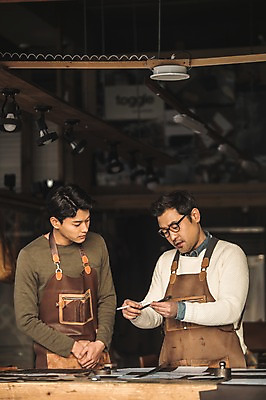 포토 JPG 직업 응시 남자 40대 중년 실내 설명 서기 사람 상반신 20대 성인 두명 앞모습 한국인 잡기 작업 작업실 제조 가죽 집중 스승 제자 실습 장인 가죽공예 남자만 안경낌 가죽공방 국내포토 시선 안경 뷰포인트 컨셉 모션 동양인 청년 내부 공예 파일형식