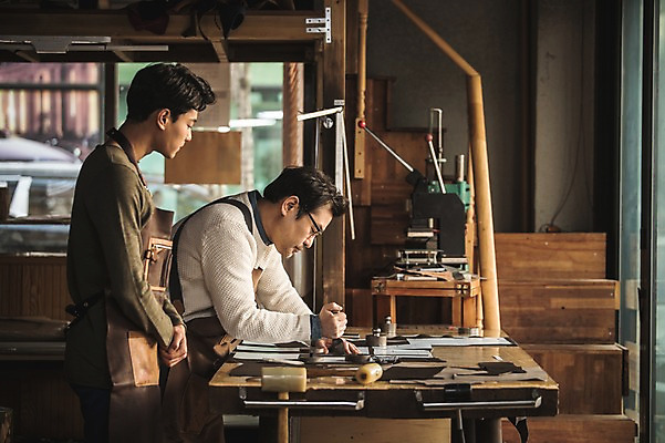 포토 JPG 직업 응시 남자 40대 중년 실내 서기 사람 상반신 20대 성인 두명 옆모습 한국인 작업 작업실 제조 가죽 집중 책상 스승 제자 실습 장인 가죽공예 남자만 가죽공방 국내포토 시선 뷰포인트 가구 컨셉 모션 동양인 청년 내부 공예 파일형식