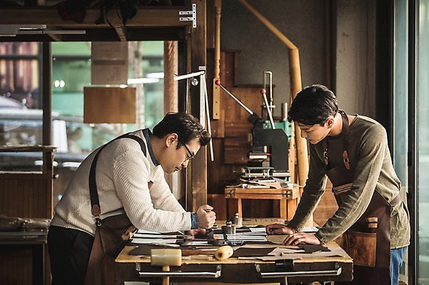포토 JPG 직업 응시 남자 40대 중년 실내 사람 상반신 20대 성인 두명 옆모습 한국인 작업 작업실 제조 가죽 집중 책상 스승 제자 실습 장인 가죽공예 남자만 가죽공방 국내포토 시선 뷰포인트 가구 컨셉 동양인 청년 내부 공예 파일형식