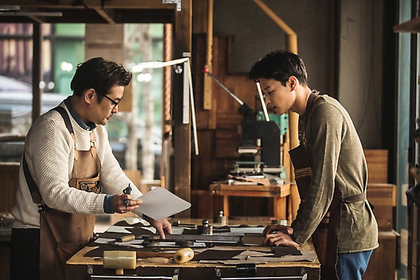 포토 JPG 직업 응시 남자 40대 중년 실내 사람 상반신 20대 성인 두명 옆모습 마주보기 한국인 작업 작업실 제조 가죽 집중 스승 제자 실습 장인 가죽공예 남자만 가죽공방 국내포토 시선 뷰포인트 컨셉 모션 동양인 청년 내부 공예 파일형식
