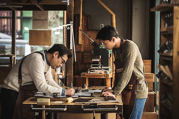 포토 JPG 직업 응시 남자 40대 중년 실내 사람 상반신 20대 성인 두명 옆모습 한국인 잡기 작업 작업실 제조 가죽 책상 스승 제자 실습 장인 가죽공예 남자만 가죽공방 국내포토 시선 뷰포인트 가구 모션 동양인 청년 내부 공예 파일형식