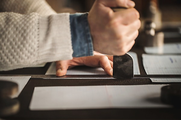 포토 JPG 직업 손 남자 40대 중년 실내 한명 사람 근접촬영 신체부위 한국인 양손 잡기 작업 작업실 제조 가죽 재단 가죽공예 중년남자한명만 가죽공방 국내포토 1 뷰포인트 모션 동양인 성인 내부 공예 남자한명만 중년남자만 파일형식