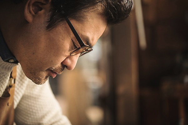 포토 JPG 직업 응시 남자 얼굴 40대 중년 실내 한명 사람 근접촬영 상반신 옆모습 아웃포커스 신체부위 한국인 작업 작업실 제조 집중 장인 가죽공예 중년남자한명만 가죽공방 국내포토 1 시선 뷰포인트 컨셉 촬영기법 동양인 성인 내부 공예 남자한명만 중년남자만 파일형식