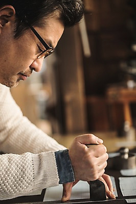 포토 JPG 직업 응시 남자 40대 중년 실내 한명 사람 근접촬영 상반신 옆모습 아웃포커스 한국인 작업 작업실 제조 가죽 집중 장인 재단 가죽공예 중년남자한명만 가죽공방 국내포토 1 시선 뷰포인트 컨셉 촬영기법 동양인 성인 내부 공예 남자한명만 중년남자만 파일형식