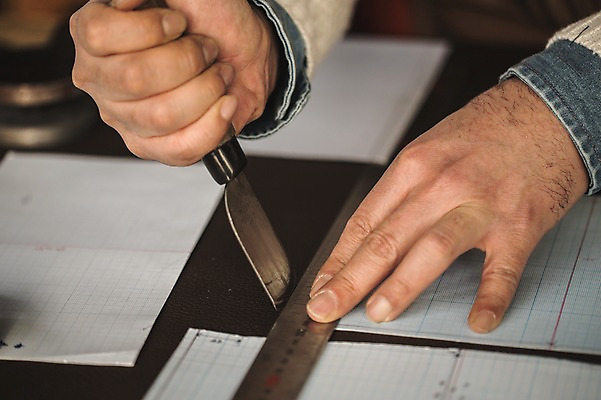 포토 JPG 직업 남자 40대 중년 실내 자 한명 사람 근접촬영 신체부위 한국인 양손 잡기 작업 작업실 제조 가죽 장인 재단 가죽공예 중년남자한명만 가죽공방 국내포토 1 손 뷰포인트 모션 문구용품 동양인 성인 내부 공예 남자한명만 중년남자만 파일형식