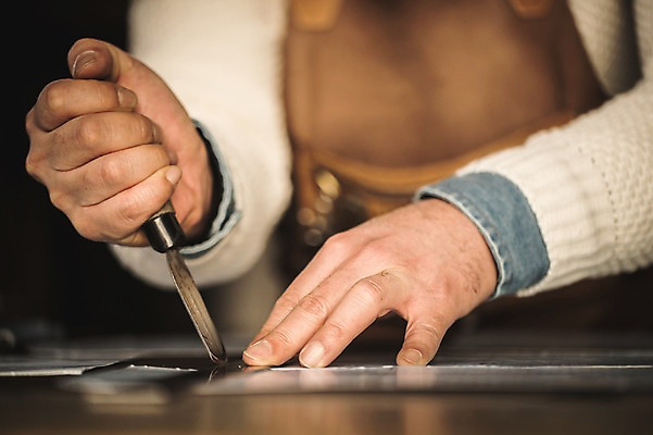 포토 JPG 직업 남자 40대 중년 실내 한명 사람 근접촬영 신체부위 한국인 양손 도구 작업 작업실 제조 가죽 장인 재단 가죽공예 중년남자한명만 가죽공방 국내포토 1 손 뷰포인트 동양인 성인 내부 공예 남자한명만 중년남자만 파일형식