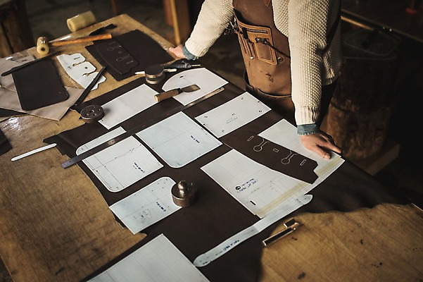 포토 JPG 직업 응시 남자 40대 중년 실내 한명 사람 상반신 옆모습 신체부위 한국인 양손 도구 잡기 작업 작업실 제조 가죽 책상 장인 가죽공예 중년남자한명만 가죽공방 국내포토 1 손 시선 뷰포인트 가구 모션 동양인 성인 내부 공예 남자한명만 중년남자만 파일형식