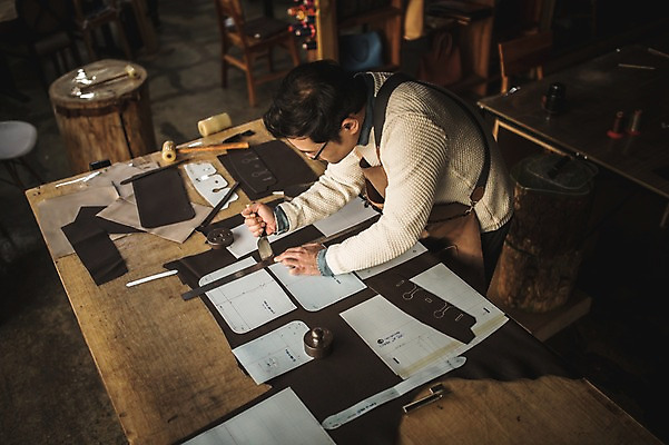 포토 JPG 직업 응시 남자 40대 중년 실내 한명 서기 사람 상반신 옆모습 한국인 작업 작업실 제조 가죽 집중 책상 장인 재단 가죽공예 중년남자한명만 가죽공방 국내포토 1 시선 뷰포인트 가구 컨셉 모션 동양인 성인 내부 공예 남자한명만 중년남자만 파일형식