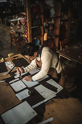 포토 JPG 직업 응시 남자 40대 중년 실내 한명 사람 상반신 옆모습 한국인 잡기 작업 작업실 제조 가죽 집중 장인 재단 가죽공예 중년남자한명만 가죽공방 국내포토 1 시선 뷰포인트 컨셉 모션 동양인 성인 내부 공예 남자한명만 중년남자만 파일형식