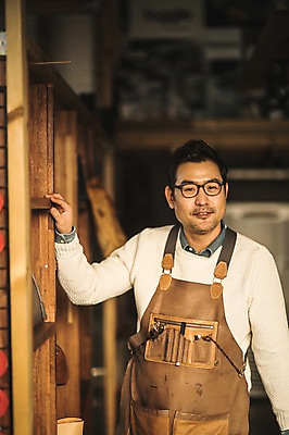 포토 JPG 직업 응시 남자 40대 중년 실내 한명 서기 미소 사람 상반신 앞모습 한국인 작업 작업실 장인 가죽공예 중년남자한명만 가죽공방 국내포토 1 시선 뷰포인트 모션 표정 동양인 성인 내부 공예 남자한명만 중년남자만 파일형식