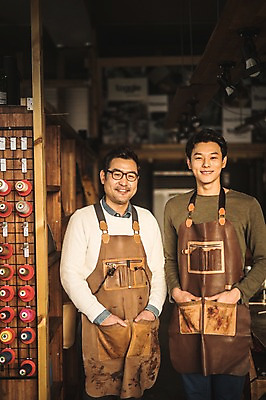 포토 JPG 직업 응시 남자 40대 중년 실내 서기 미소 사람 상반신 20대 성인 두명 앞모습 한국인 작업 작업실 주머니손 스승 제자 실습 장인 가죽공예 남자만 가죽공방 국내포토 시선 뷰포인트 모션 표정 동양인 청년 내부 공예 파일형식