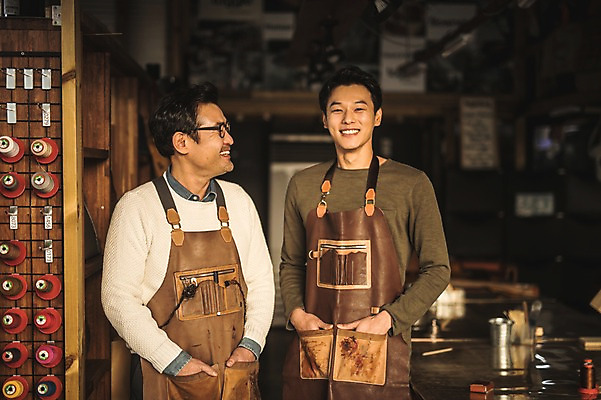 포토 JPG 직업 응시 남자 40대 중년 휴식 실내 서기 미소 사람 상반신 20대 성인 두명 앞모습 한국인 작업실 주머니손 스승 제자 장인 가죽공예 남자만 가죽공방 흐뭇 국내포토 시선 뷰포인트 컨셉 모션 표정 동양인 청년 내부 공예 파일형식
