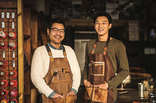 포토 JPG 직업 남자 40대 중년 휴식 실내 서기 미소 사람 상반신 20대 성인 두명 앞모습 한국인 작업실 주머니손 스승 제자 장인 가죽공예 남자만 가죽공방 국내포토 뷰포인트 컨셉 모션 표정 동양인 청년 내부 공예 파일형식