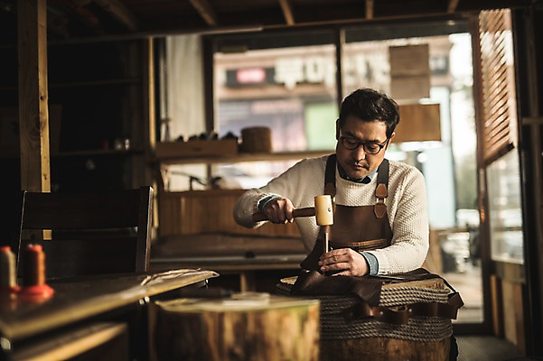 포토 JPG 직업 응시 남자 40대 중년 실내 한명 사람 앉기 상반신 앞모습 한국인 작업 작업실 제조 망치 가죽 집중 장인 망치질 가죽공예 중년남자한명만 가죽공방 국내포토 1 시선 뷰포인트 컨셉 모션 동양인 성인 내부 공구 공예 남자한명만 중년남자만 파일형식