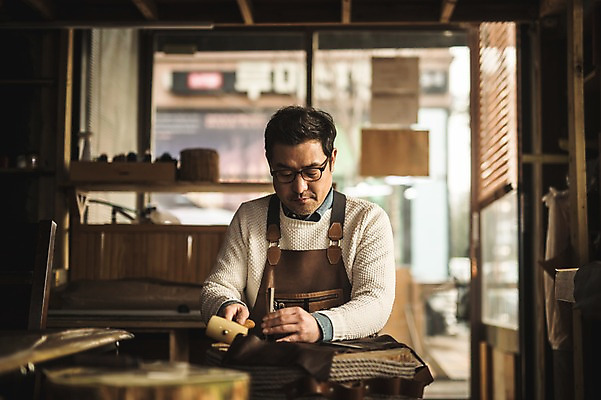 포토 JPG 직업 응시 남자 40대 중년 실내 한명 사람 앉기 상반신 앞모습 한국인 작업 작업실 제조 망치 가죽 집중 책상 장인 망치질 가죽공예 중년남자한명만 가죽공방 국내포토 1 시선 뷰포인트 가구 컨셉 모션 동양인 성인 내부 공구 공예 남자한명만 중년남자만 파일형식