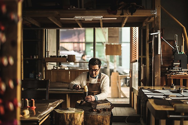 포토 JPG 직업 응시 남자 40대 중년 실내 한명 사람 상반신 앞모습 한국인 작업 작업실 제조 망치 가죽 집중 장인 망치질 가죽공예 중년남자한명만 가죽공방 국내포토 1 시선 뷰포인트 컨셉 모션 동양인 성인 내부 공구 공예 남자한명만 중년남자만 파일형식