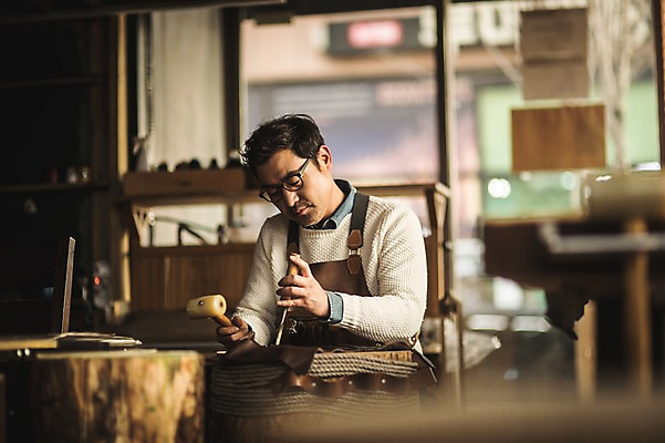 포토 JPG 직업 응시 남자 40대 중년 실내 한명 사람 상반신 앞모습 한국인 작업 작업실 제조 망치 가죽 집중 장인 망치질 가죽공예 중년남자한명만 가죽공방 국내포토 1 시선 뷰포인트 컨셉 모션 동양인 성인 내부 공구 공예 남자한명만 중년남자만 파일형식