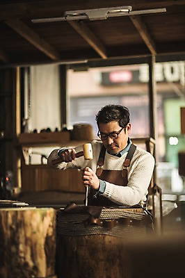 포토 JPG 직업 응시 남자 40대 중년 실내 한명 사람 상반신 앞모습 한국인 작업 작업실 제조 망치 집중 책상 장인 망치질 가죽공예 중년남자한명만 가죽공방 국내포토 1 시선 뷰포인트 가구 컨셉 모션 동양인 성인 내부 공구 공예 남자한명만 중년남자만 파일형식