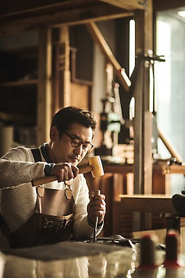 포토 JPG 직업 남자 40대 중년 실내 한명 사람 앉기 상반신 옆모습 한국인 도구 작업 작업실 제조 망치 집중 책상 장인 망치질 가죽공예 중년남자한명만 가죽공방 국내포토 1 뷰포인트 가구 컨셉 모션 동양인 성인 내부 공구 공예 남자한명만 중년남자만 파일형식