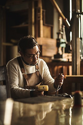 포토 JPG 직업 응시 남자 40대 중년 실내 한명 사람 상반신 옆모습 한국인 작업 작업실 제조 망치 가죽 집중 장인 망치질 가죽공예 중년남자한명만 가죽공방 국내포토 1 시선 뷰포인트 컨셉 모션 동양인 성인 내부 공구 공예 남자한명만 중년남자만 파일형식