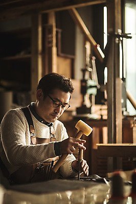 포토 JPG 직업 응시 남자 40대 중년 실내 한명 사람 앉기 상반신 옆모습 한국인 도구 잡기 작업 작업실 제조 망치 가죽 집중 장인 망치질 가죽공예 중년남자한명만 가죽공방 국내포토 1 시선 뷰포인트 컨셉 모션 동양인 성인 내부 공구 공예 남자한명만 중년남자만 파일형식