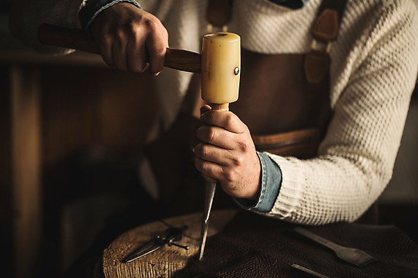 포토 JPG 직업 남자 40대 중년 실내 한명 사람 상반신 앞모습 신체부위 한국인 양손 도구 작업 작업실 제조 망치 가죽 장인 망치질 가죽공예 중년남자한명만 가죽공방 국내포토 1 손 뷰포인트 모션 동양인 성인 내부 공구 공예 남자한명만 중년남자만 파일형식