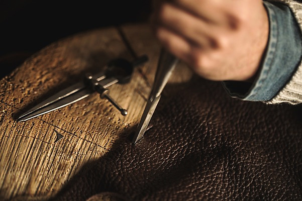 포토 JPG 직업 손 남자 40대 중년 실내 한명 사람 근접촬영 신체부위 한국인 도구 작업 작업실 제조 가죽 장인 재단 가죽공예 중년남자한명만 가죽공방 국내포토 1 뷰포인트 동양인 성인 내부 공예 남자한명만 중년남자만 파일형식