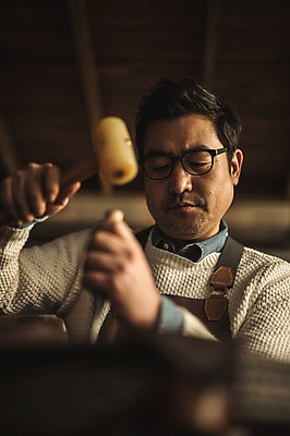 포토 JPG 직업 응시 남자 로우앵글 40대 중년 실내 한명 사람 상반신 앞모습 한국인 작업 작업실 제조 망치 집중 장인 망치질 가죽공예 중년남자한명만 가죽공방 국내포토 1 시선 뷰포인트 컨셉 모션 동양인 성인 내부 공구 공예 남자한명만 중년남자만 파일형식