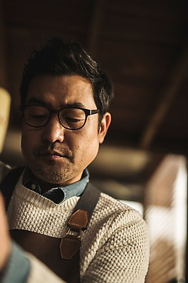 포토 JPG 직업 응시 남자 로우앵글 40대 중년 실내 한명 사람 상반신 앞모습 한국인 작업 작업실 제조 집중 장인 가죽공예 중년남자한명만 안경낌 가죽공방 국내포토 1 시선 안경 뷰포인트 컨셉 동양인 성인 내부 공예 남자한명만 중년남자만 파일형식