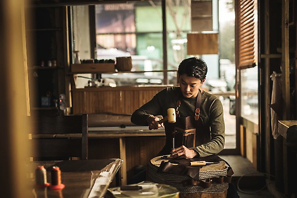 포토 JPG 직업 응시 남자 실내 한명 사람 앉기 상반신 20대 성인 앞모습 한국인 작업 작업실 제조 망치 가죽 집중 실습 망치질 가죽공예 신입 성인남자한명만 가죽공방 국내포토 1 시선 뷰포인트 컨셉 모션 동양인 청년 내부 공구 공예 남자한명만 성인남자만 파일형식
