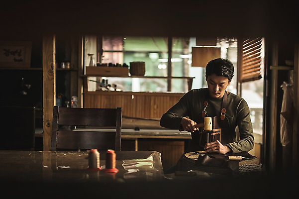 포토 JPG 직업 남자 실내 한명 사람 상반신 20대 성인 앞모습 아웃포커스 한국인 작업 작업실 제조 망치 가죽 집중 실습 망치질 가죽공예 신입 성인남자한명만 가죽공방 국내포토 1 뷰포인트 컨셉 모션 촬영기법 동양인 청년 내부 공구 공예 남자한명만 성인남자만 파일형식