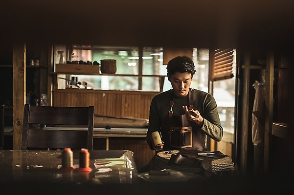 포토 JPG 직업 응시 남자 실내 한명 사람 앉기 상반신 20대 성인 앞모습 아웃포커스 한국인 도구 작업 작업실 제조 망치 가죽 집중 실습 가죽공예 신입 성인남자한명만 가죽공방 국내포토 1 시선 뷰포인트 컨셉 모션 촬영기법 동양인 청년 내부 공구 공예 남자한명만 성인남자만 파일형식