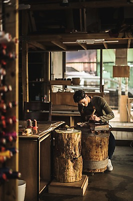 포토 JPG 전신 직업 응시 남자 실내 한명 사람 앉기 20대 성인 앞모습 한국인 도구 작업 작업실 제조 가죽 집중 실습 나무밑둥 가죽공예 신입 성인남자한명만 가죽공방 국내포토 나무 1 시선 뷰포인트 컨셉 모션 동양인 청년 내부 공예 남자한명만 성인남자만 파일형식