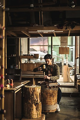 포토 JPG 전신 직업 응시 남자 실내 한명 사람 20대 성인 앞모습 한국인 도구 잡기 작업 작업실 제조 망치 가죽 집중 실습 나무밑둥 가죽공예 신입 성인남자한명만 가죽공방 국내포토 나무 1 시선 뷰포인트 컨셉 모션 동양인 청년 내부 공구 공예 남자한명만 성인남자만 파일형식