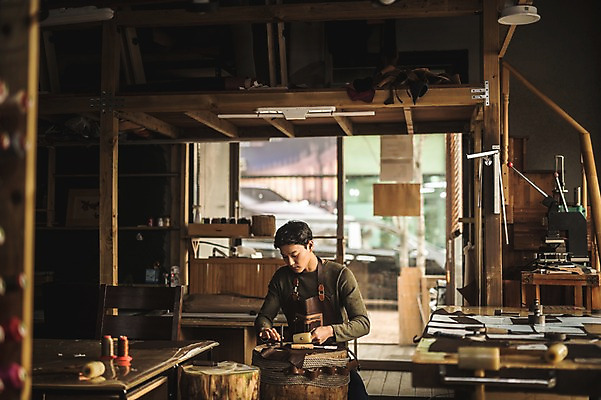 포토 JPG 직업 응시 남자 실내 한명 사람 상반신 20대 성인 앞모습 한국인 도구 작업 작업실 제조 망치 가죽 집중 실습 가죽공예 신입 성인남자한명만 가죽공방 국내포토 1 시선 뷰포인트 컨셉 동양인 청년 내부 공구 공예 남자한명만 성인남자만 파일형식