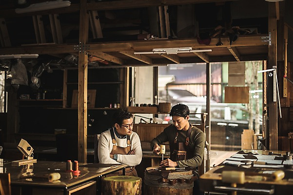 포토 JPG 직업 응시 남자 40대 중년 실내 설명 사람 상반신 20대 성인 두명 앞모습 팔짱 한국인 작업 가르침 작업실 제조 망치 바느질 집중 스승 제자 실습 장인 가죽공예 남자만 가죽공방 국내포토 시선 교육 뷰포인트 컨셉 모션 동양인 청년 내부 공구 공예 파일형식