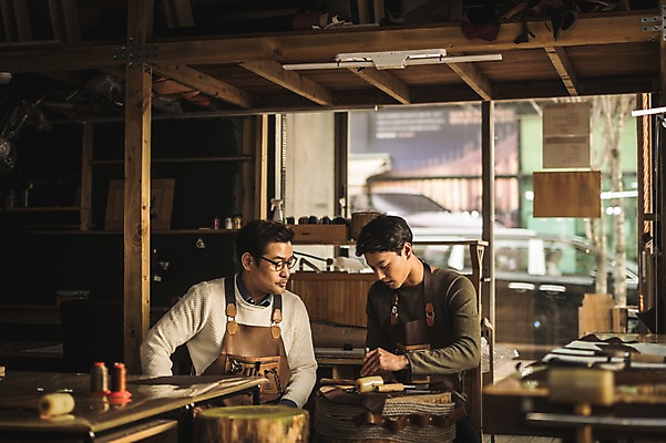 포토 JPG 직업 응시 남자 40대 중년 실내 대화 설명 사람 앉기 상반신 20대 성인 두명 앞모습 한국인 도구 작업 가르침 작업실 제조 망치 집중 창가 스승 제자 실습 장인 가죽공예 남자만 가죽공방 국내포토 시선 교육 뷰포인트 컨셉 창문 모션 말하기 동양인 청년 내부 공구 공예 파일형식