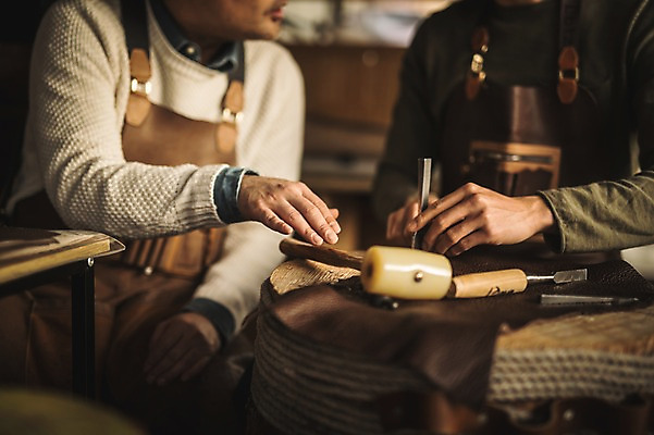 포토 JPG 직업 남자 40대 중년 실내 설명 사람 앉기 상반신 20대 성인 두명 앞모습 옆모습 한국인 도구 작업 가르침 작업실 제조 망치 집중 스승 제자 실습 장인 가죽공예 남자만 가죽공방 국내포토 교육 뷰포인트 컨셉 모션 동양인 청년 내부 공구 공예 파일형식