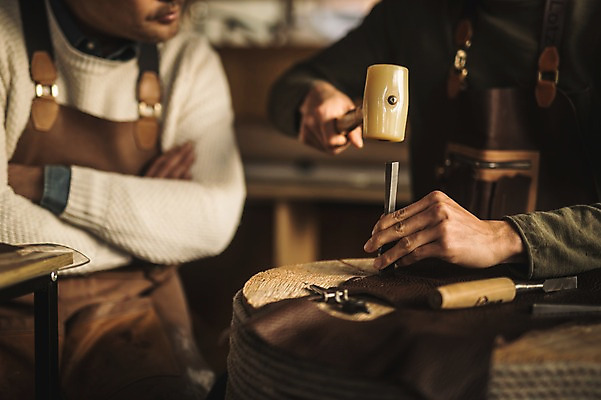 포토 JPG 직업 손 응시 남자 여유 40대 중년 실내 사람 앉기 상반신 20대 성인 두명 앞모습 신체부위 팔짱 한국인 작업 가르침 작업실 제조 망치 스승 제자 실습 장인 가죽공예 남자만 안경낌 가죽공방 국내포토 시선 교육 감정 안경 뷰포인트 모션 동양인 청년 내부 공구 공예 파일형식