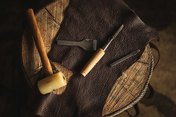 포토 JPG 직업 실내 근접촬영 사람없음 하이앵글 도구 작업실 제조 망치 가죽 오브젝트 나무밑둥 가죽공예 가죽공방 플랫레이 국내포토 나무 뷰포인트 내부 공구 플랫 공예 파일형식