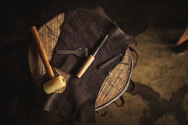 포토 JPG 직업 실내 근접촬영 사람없음 일상 하이앵글 작업실 망치 가죽 오브젝트 나무밑둥 가죽공예 가죽공방 플랫레이 국내포토 나무 뷰포인트 내부 라이프 공구 플랫 공예 파일형식