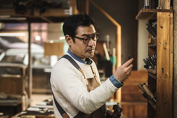포토 JPG 직업 응시 남자 40대 중년 실내 한명 사람 상반신 옆모습 펜 한국인 잡기 작업 작업실 제조 가죽 집중 장인 가죽공예 제도기구 중년남자한명만 안경낌 가죽공방 국내포토 1 시선 안경 뷰포인트 컨셉 모션 동양인 성인 내부 필기구 기구 공예 남자한명만 중년남자만 파일형식