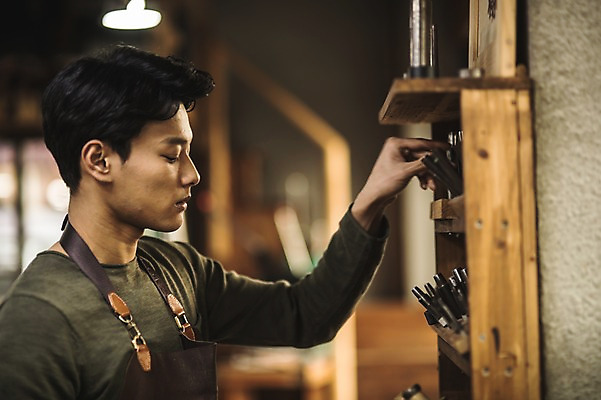 포토 JPG 직업 응시 남자 실내 한명 서기 사람 상반신 20대 성인 옆모습 펜 한국인 작업 작업실 집중 실습 가죽공예 신입 제도기구 성인남자한명만 가죽공방 국내포토 1 시선 뷰포인트 컨셉 모션 동양인 청년 내부 필기구 기구 공예 남자한명만 성인남자만 파일형식