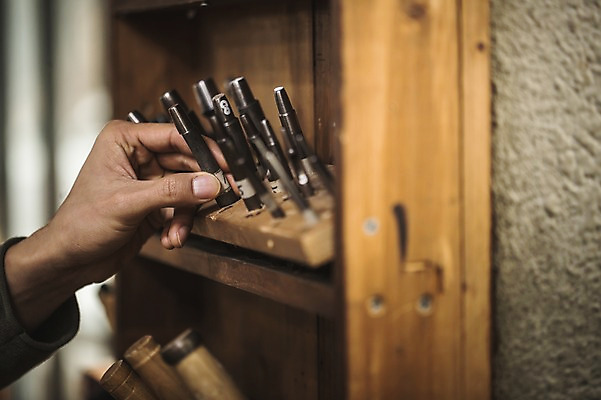 포토 JPG 직업 손 남자 실내 한명 사람 근접촬영 20대 성인 신체부위 한국인 잡기 작업 작업실 제조 실습 가죽공예 신입 제도기구 성인남자한명만 가죽공방 국내포토 1 뷰포인트 모션 동양인 청년 내부 기구 공예 남자한명만 성인남자만 파일형식