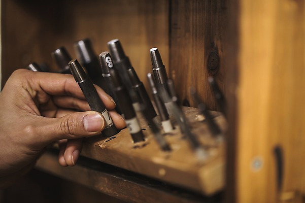 포토 JPG 직업 손 남자 실내 한명 사람 근접촬영 20대 성인 신체부위 한국인 잡기 작업 작업실 제조 실습 가죽공예 신입 제도기구 성인남자한명만 가죽공방 국내포토 1 뷰포인트 모션 동양인 청년 내부 기구 공예 남자한명만 성인남자만 파일형식