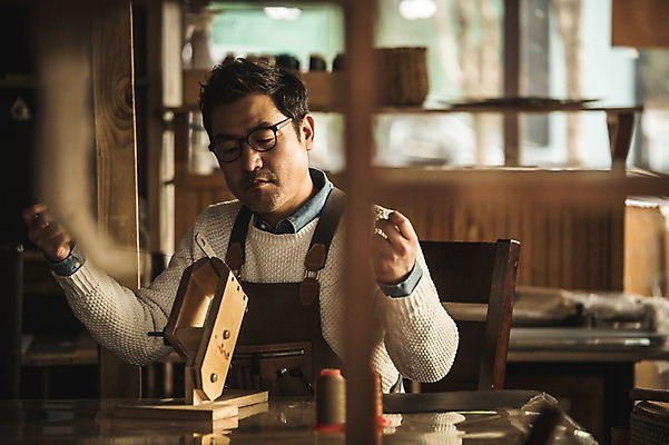 포토 JPG 직업 응시 남자 40대 중년 실내 한명 사람 앉기 상반신 앞모습 한국인 작업 작업실 제조 바느질 가죽 집중 장인 가죽공예 중년남자한명만 가죽공방 국내포토 1 시선 뷰포인트 컨셉 모션 동양인 성인 내부 공예 남자한명만 중년남자만 파일형식