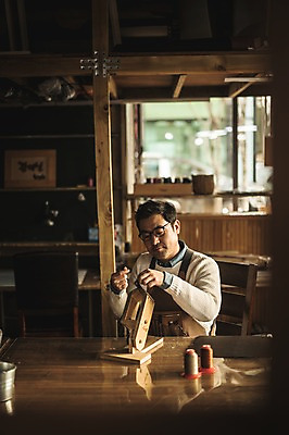 포토 JPG 직업 응시 남자 40대 중년 실내 한명 사람 앉기 상반신 앞모습 한국인 작업 작업실 제조 바느질 가죽 집중 실타래 장인 가죽공예 중년남자한명만 가죽공방 국내포토 1 시선 뷰포인트 컨셉 모션 동양인 성인 내부 공예 남자한명만 중년남자만 파일형식