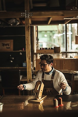 포토 JPG 직업 응시 남자 40대 중년 실내 한명 사람 앉기 상반신 앞모습 한국인 도구 작업 작업실 제조 바느질 가죽 집중 장인 가죽공예 중년남자한명만 가죽공방 국내포토 1 시선 뷰포인트 컨셉 모션 동양인 성인 내부 공예 남자한명만 중년남자만 파일형식