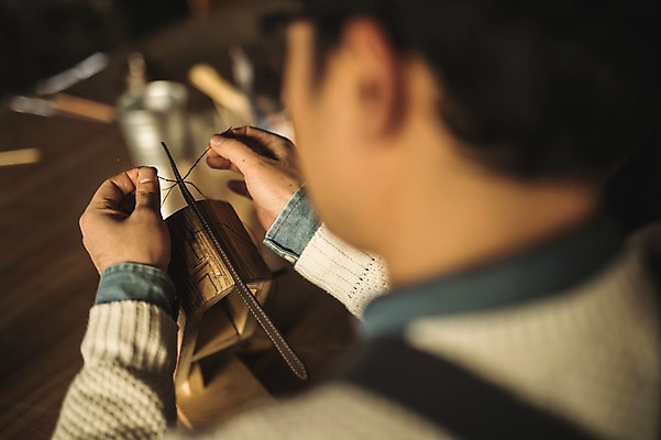 포토 JPG 직업 남자 40대 중년 실내 한명 사람 앉기 상반신 뒷모습 아웃포커스 신체부위 한국인 양손 작업 바늘 작업실 실 제조 바느질 가죽 집중 장인 가죽공예 중년남자한명만 가죽공방 국내포토 1 손 뷰포인트 컨셉 모션 촬영기법 동양인 성인 내부 도구 공예 남자한명만 중년남자만 파일형식